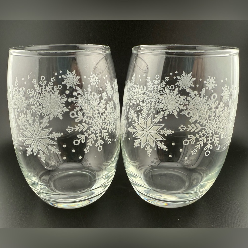 2 snowflake stemless wine glasses. 16oz